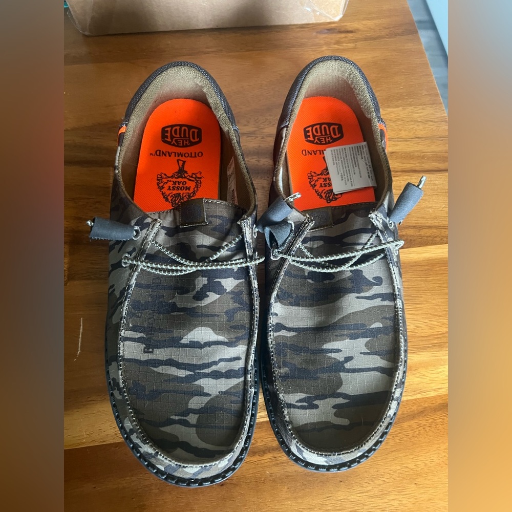 Hey dude Mossy Oak women’s  Camo Loafers size 12